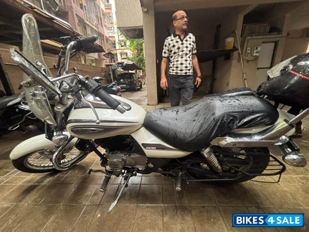Bajaj Avenger 220 DTS-i Bajaj Avenger 220 DTS-i