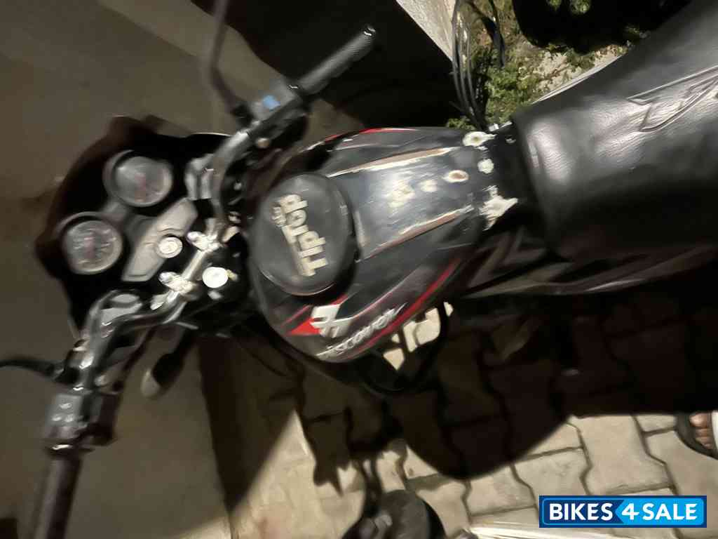 Black Bajaj Discover 100 DTS-Si