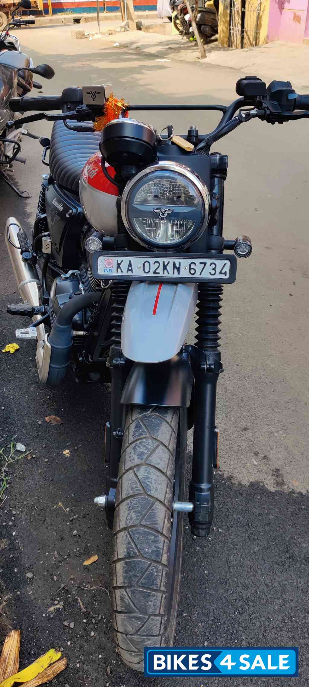Red Dual Tone Yezdi Scrambler Dual Tone Red Dual Tone Yezdi Scrambler Dual Tone