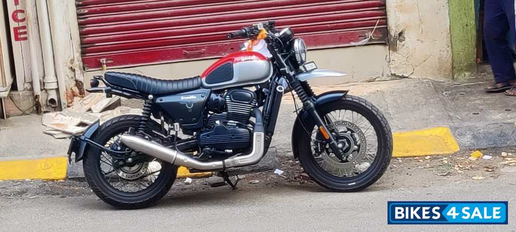 Red Dual Tone Yezdi Scrambler Dual Tone Red Dual Tone Yezdi Scrambler Dual Tone