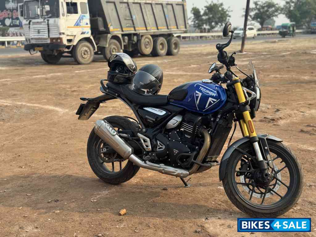 Caspian Blue Triumph Speed 400 Caspian Blue Triumph Speed 400