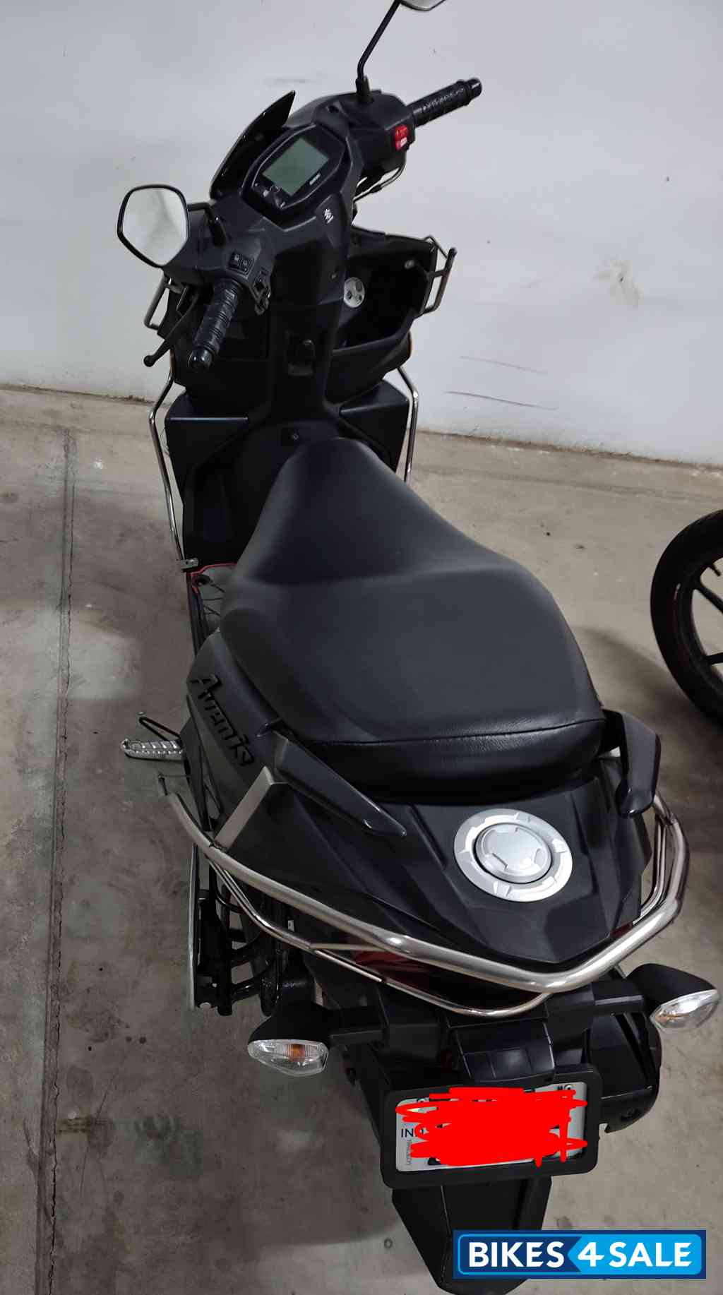 Black Suzuki Avenis 125 Ride Connect Edition
