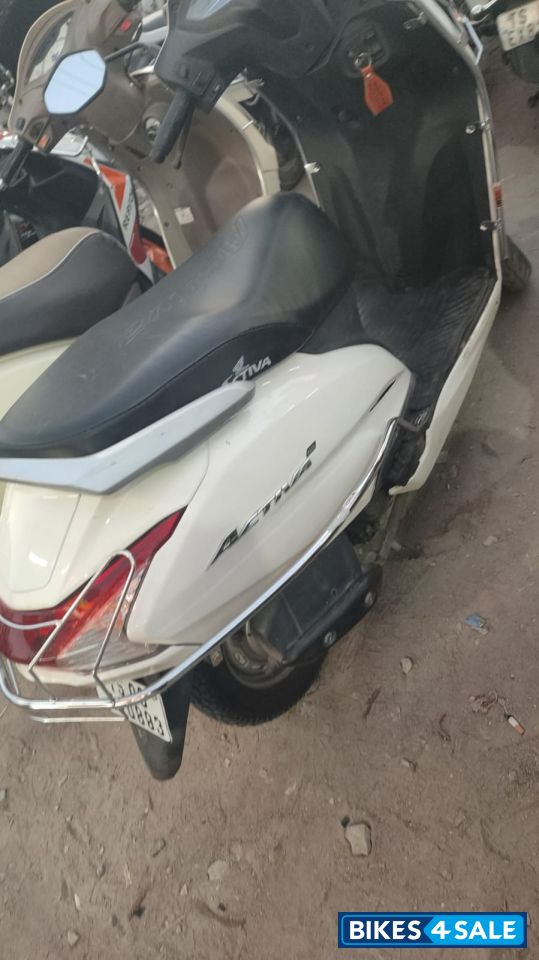 White Honda Activa 6G