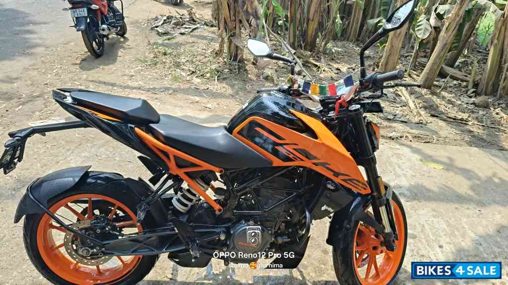 Orange KTM Duke 200 2024