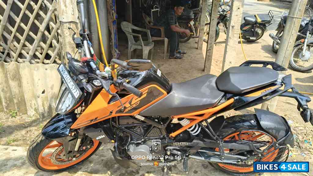 Orange KTM Duke 200 2024 Orange KTM Duke 200 2024