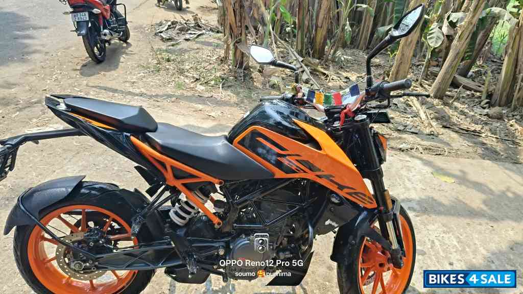 Orange KTM Duke 200 2024 Orange KTM Duke 200 2024