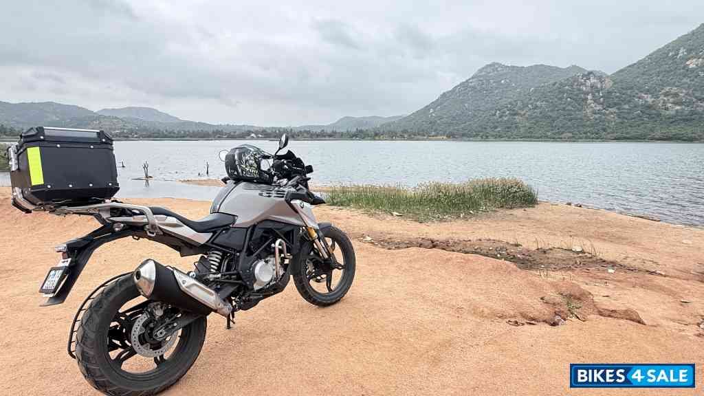 Cosmic Black BMW G 310 R