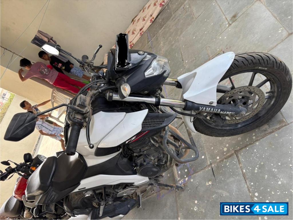 White Yamaha FZ25