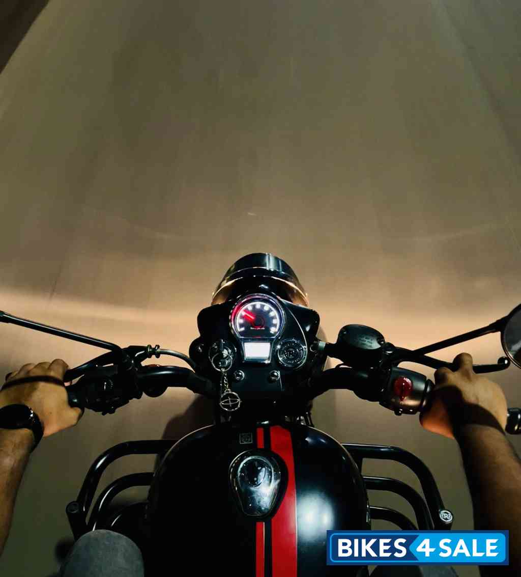 Stealth Black Royal Enfield Classic 350 BS VI