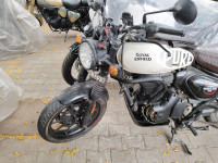 Dapper White Royal Enfield Hunter 350 Metro