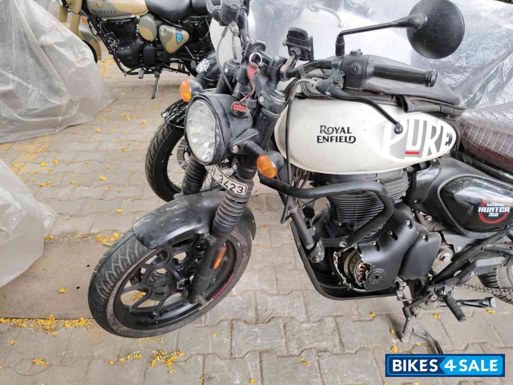 Dapper White Royal Enfield Hunter 350 Metro Dapper White Royal Enfield Hunter 350 Metro