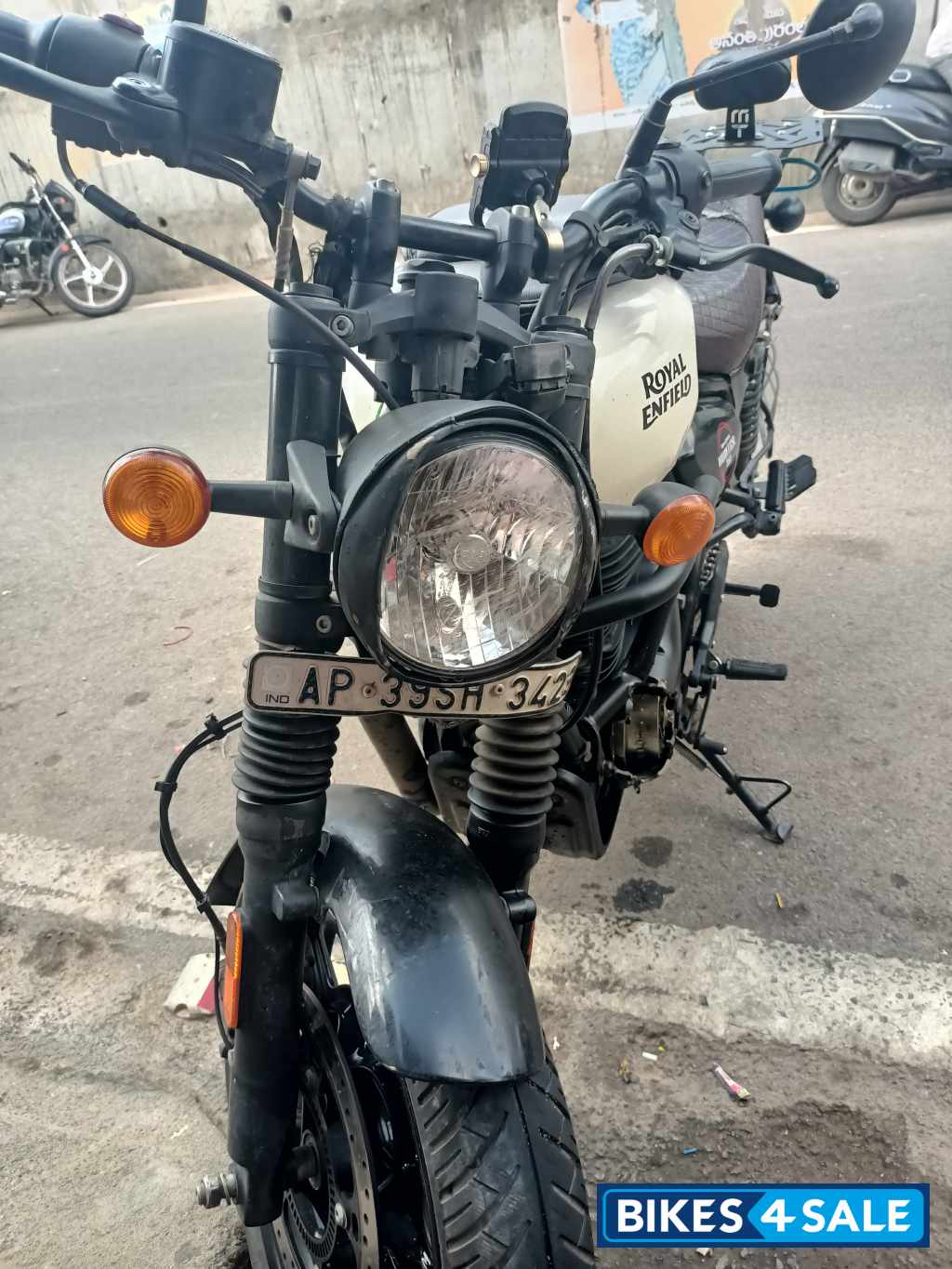 Dapper White Royal Enfield Hunter 350 Metro Dapper White Royal Enfield Hunter 350 Metro