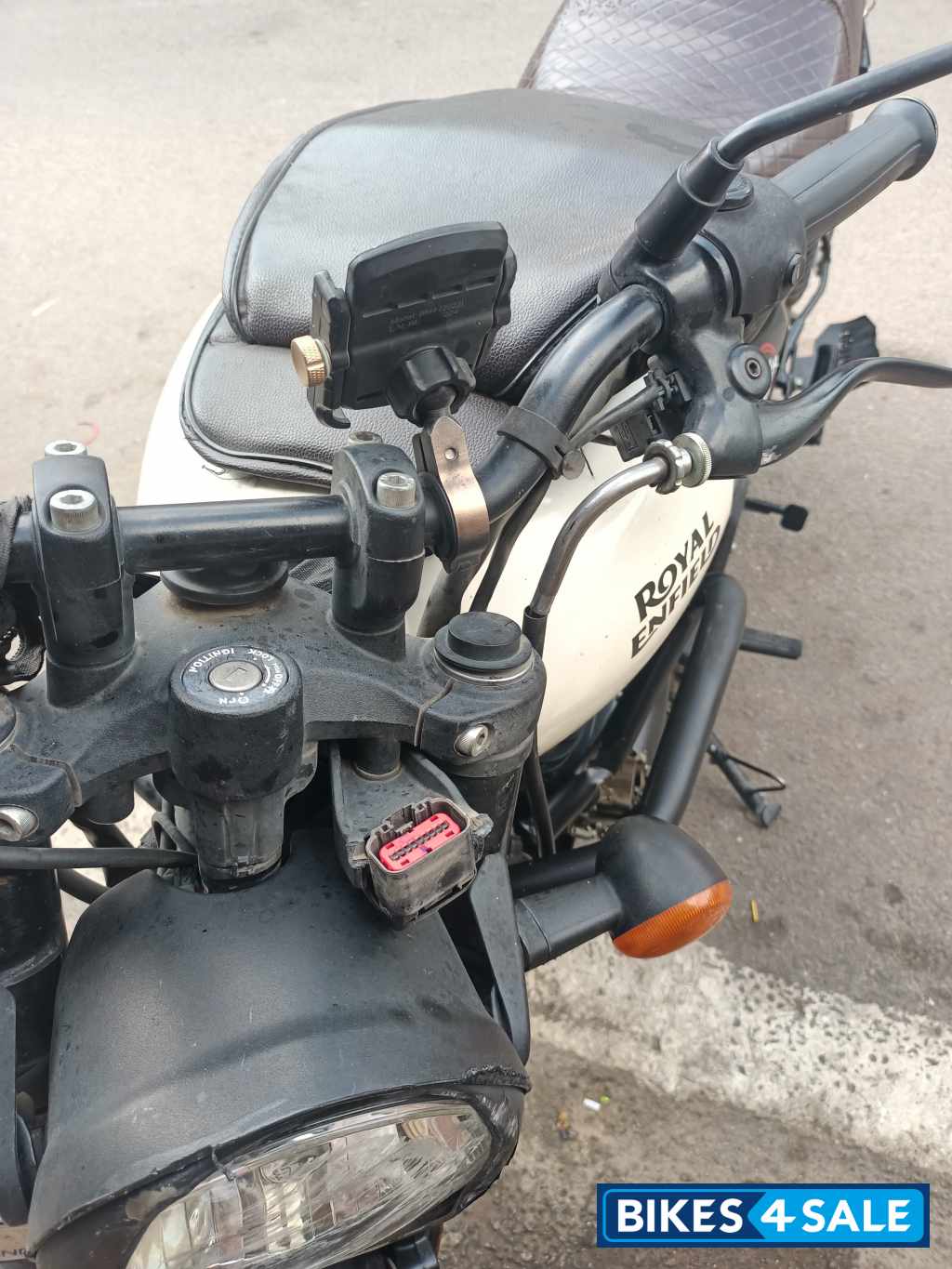 Dapper White Royal Enfield Hunter 350 Metro Dapper White Royal Enfield Hunter 350 Metro