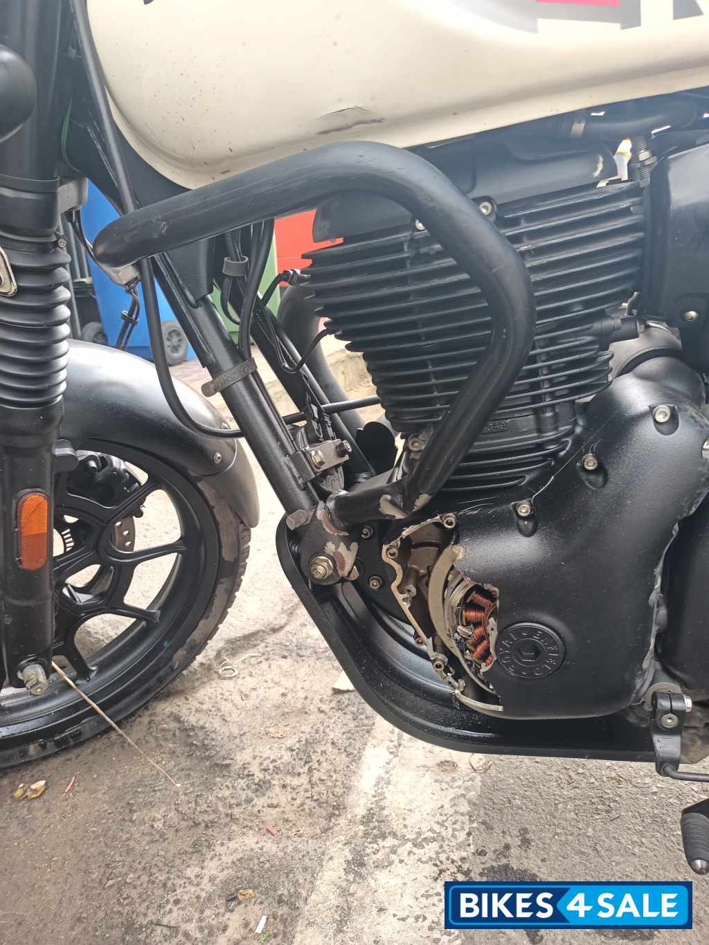 Dapper White Royal Enfield Hunter 350 Metro Dapper White Royal Enfield Hunter 350 Metro