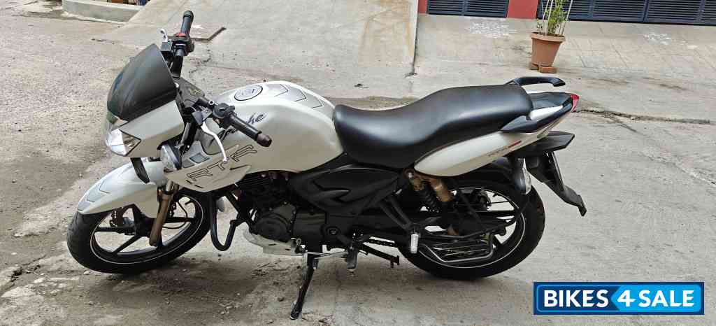White TVS Apache RTR 180
