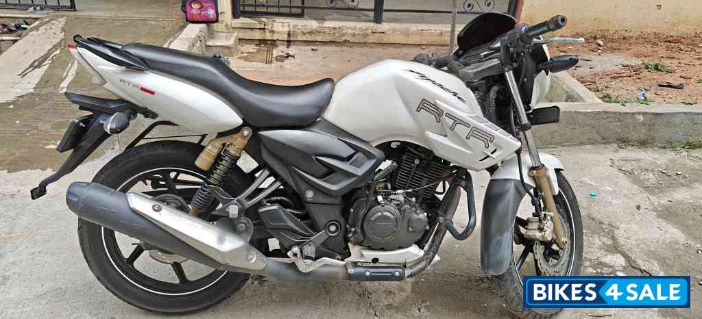 White TVS Apache RTR 180 White TVS Apache RTR 180