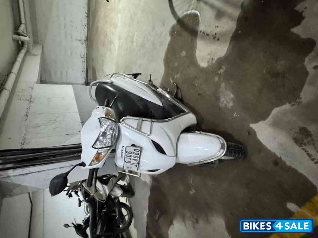 While Honda Activa 3G
