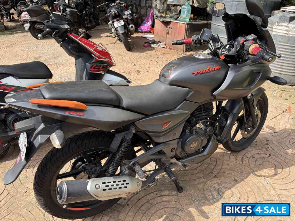 Bajaj Pulsar 180F Neon