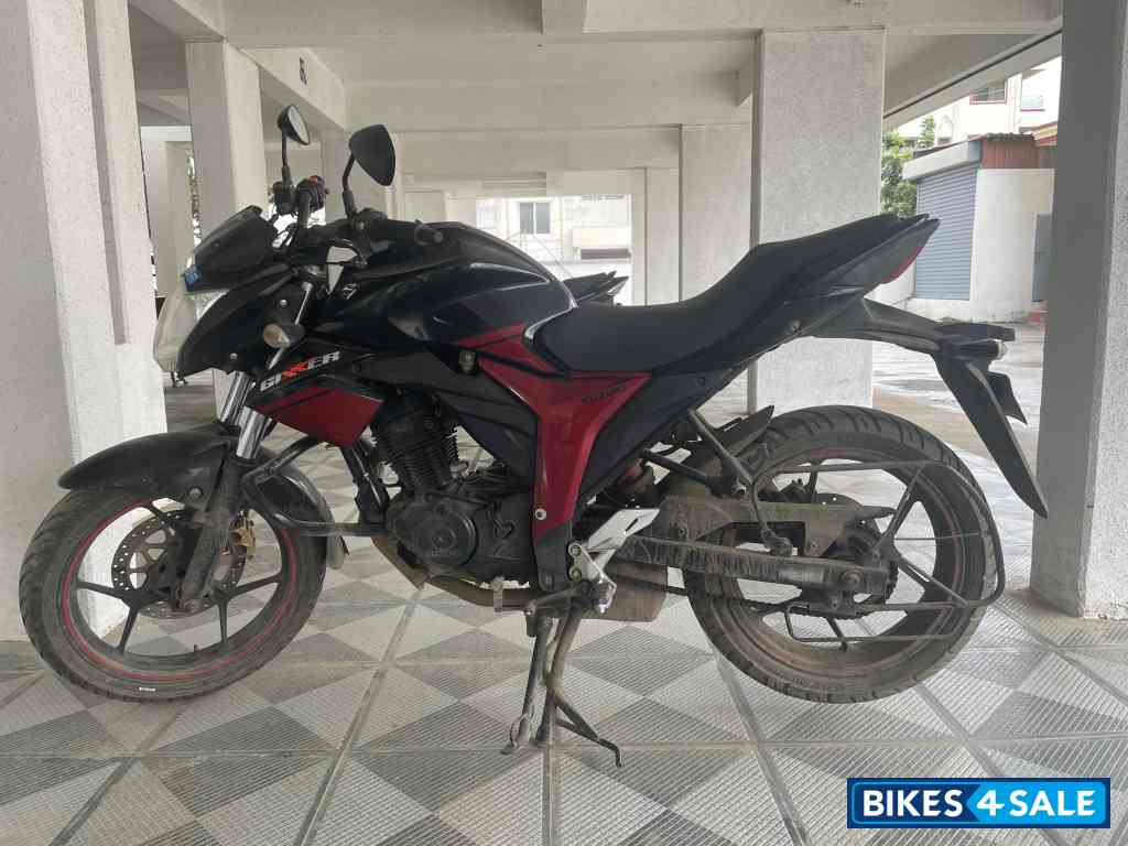 Black-maroon Suzuki Gixxer 150