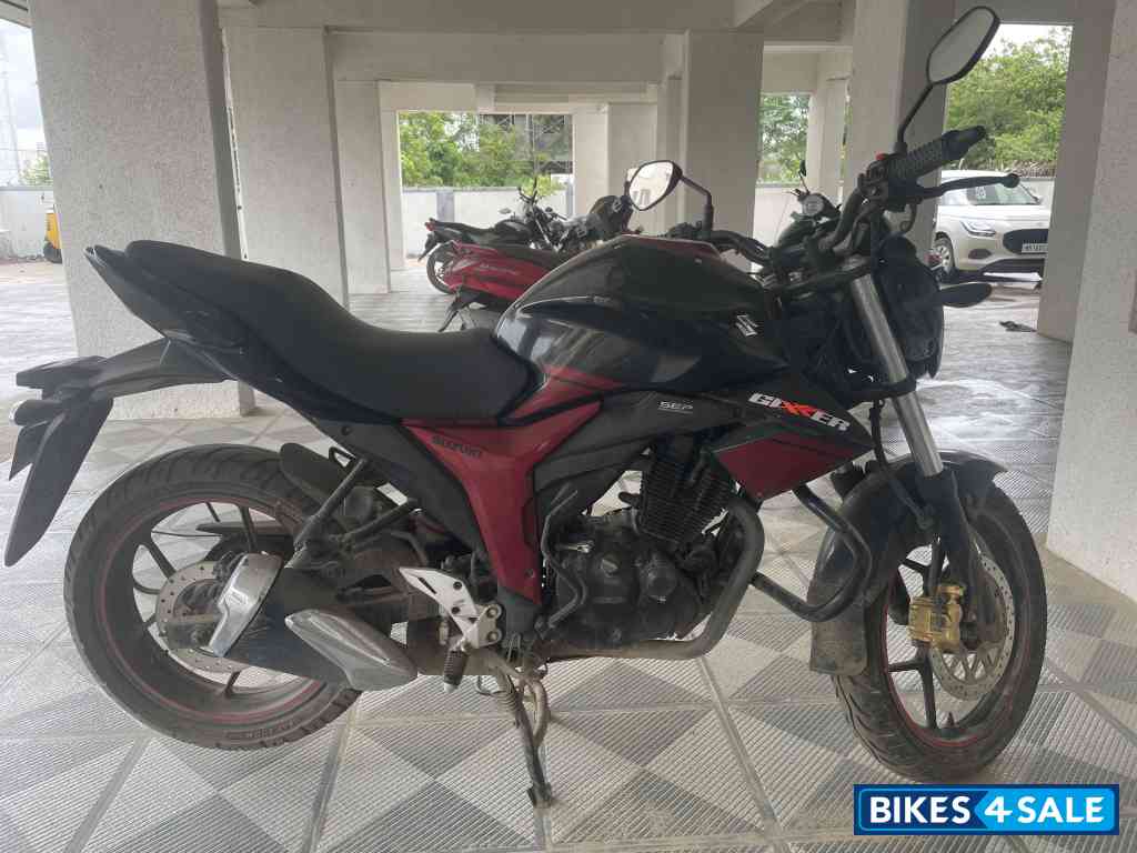Black-maroon Suzuki Gixxer 150 Black-maroon Suzuki Gixxer 150