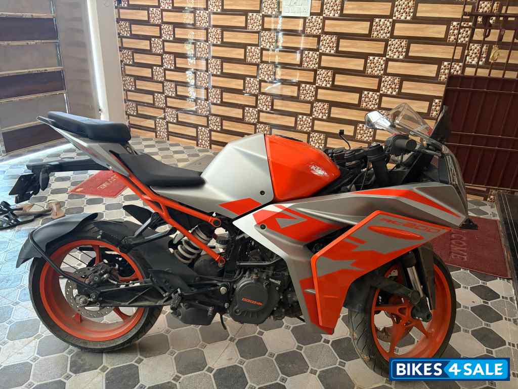 Orange KTM RC 200 2022
