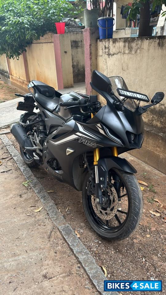 Black Yamaha R15 V4