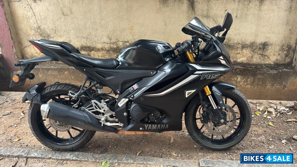 Black Yamaha R15 V4 Black Yamaha R15 V4