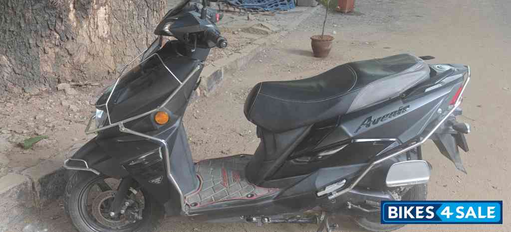 Mat/black Suzuki Avenis 125 Standard Edition