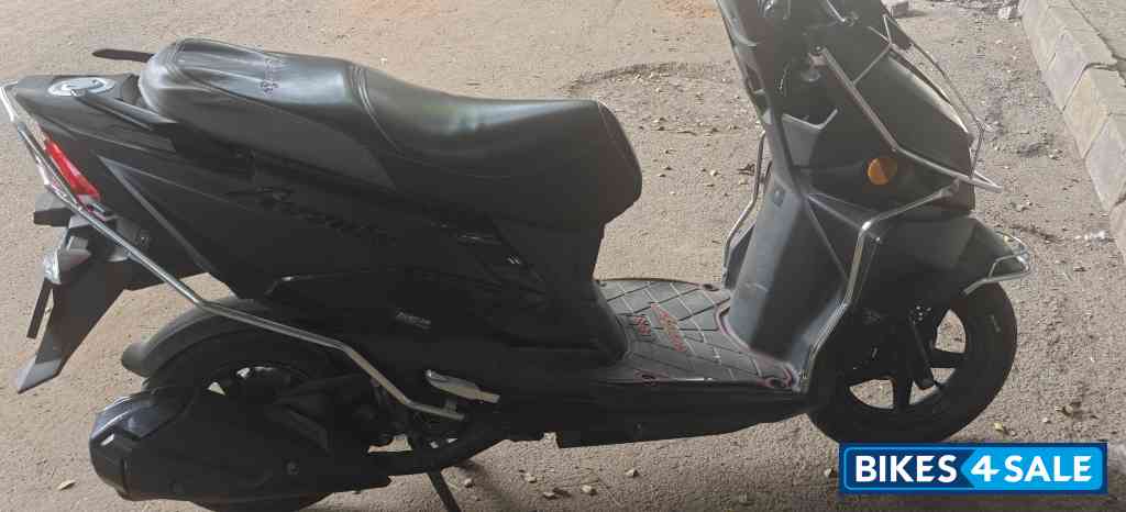 Mat/black Suzuki Avenis 125 Standard Edition