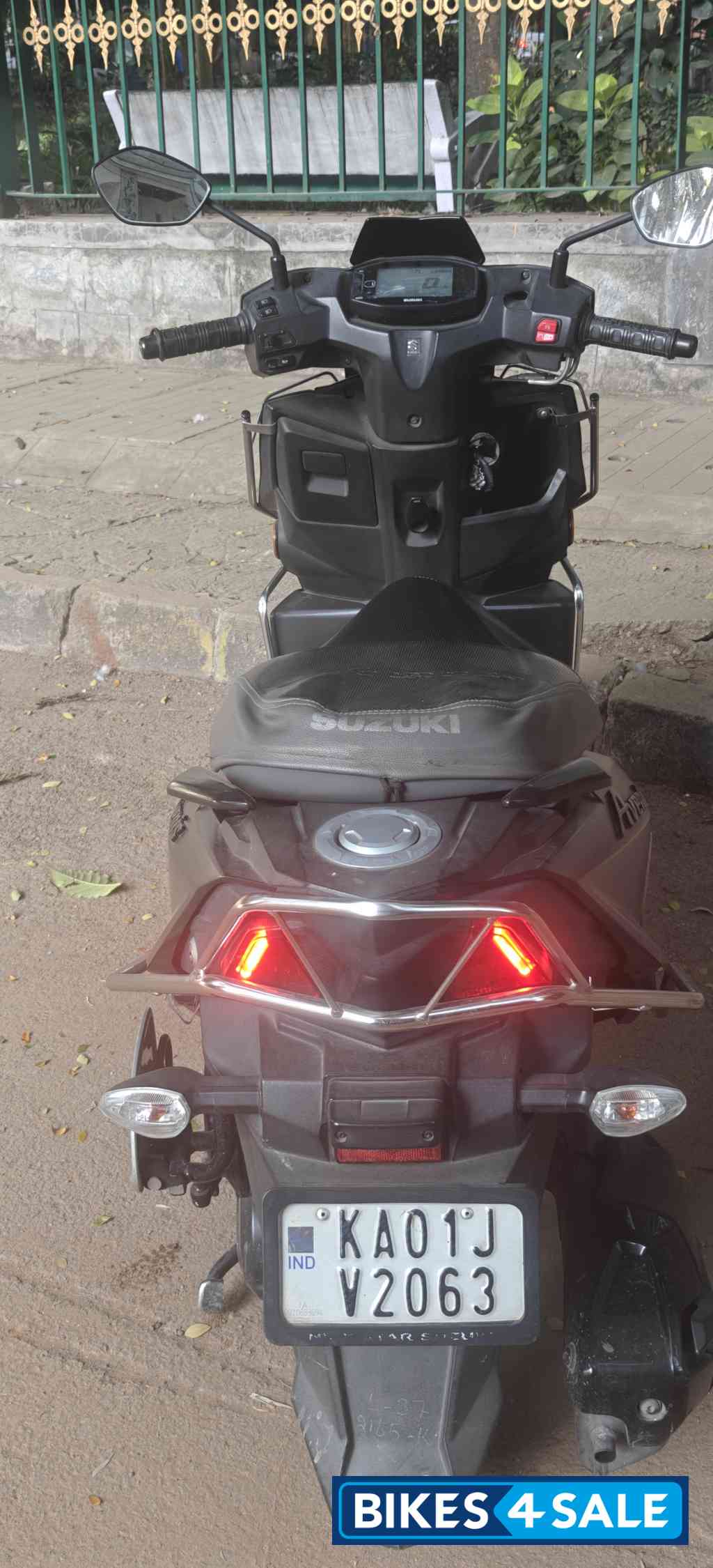Mat/black Suzuki Avenis 125 Standard Edition