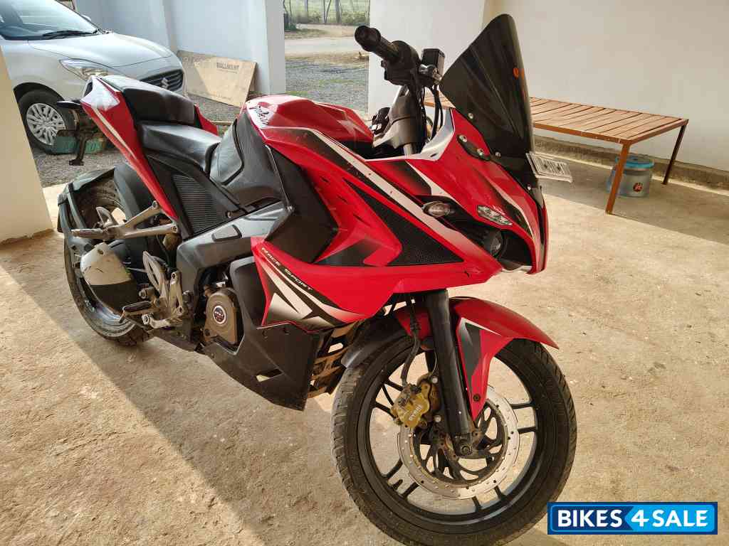 Red Bajaj Pulsar RS 200