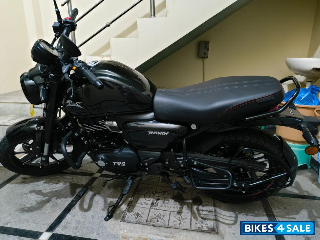 Black TVS Ronin SS