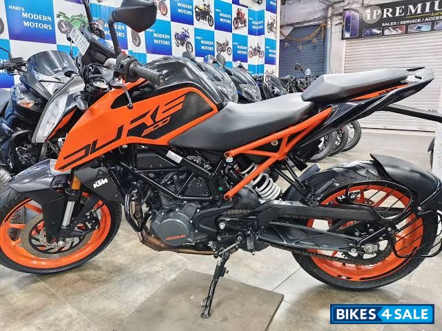 Orange KTM Duke 200 ABS