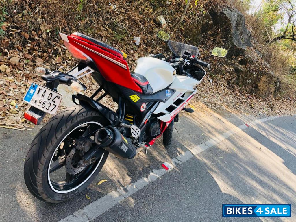 White Yamaha YZF R15 V2 White Yamaha YZF R15 V2