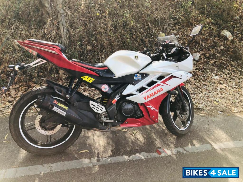 White Yamaha YZF R15 V2 White Yamaha YZF R15 V2