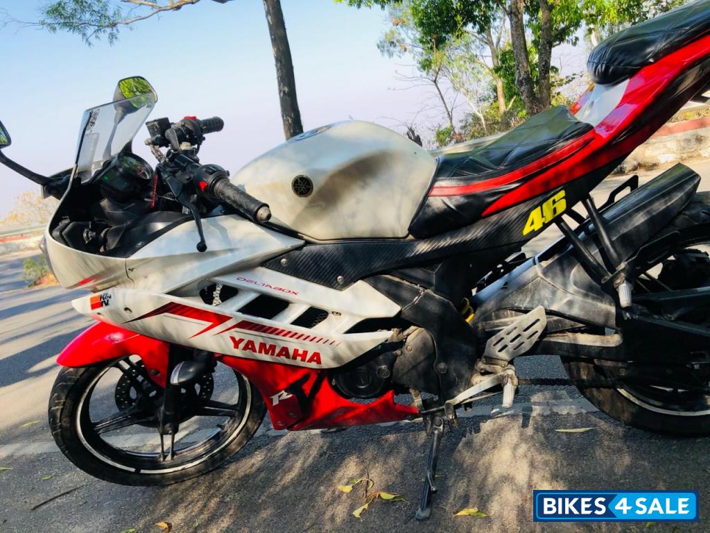White Yamaha YZF R15 V2 White Yamaha YZF R15 V2