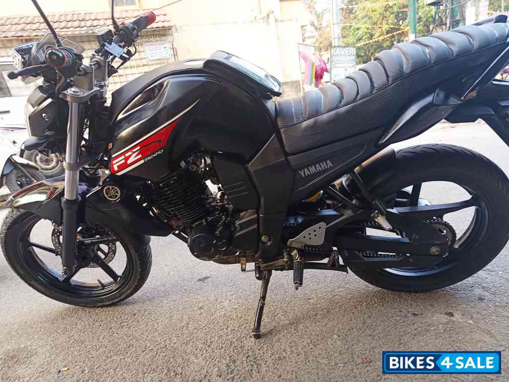 Black Yamaha FZ16 Black Yamaha FZ16