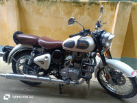 White Royal Enfield Classic 350