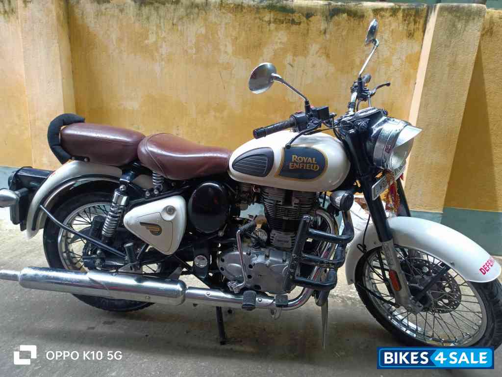 White Royal Enfield Classic 350 White Royal Enfield Classic 350