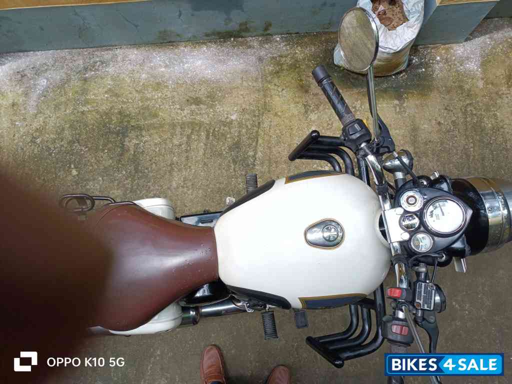White Royal Enfield Classic 350 White Royal Enfield Classic 350