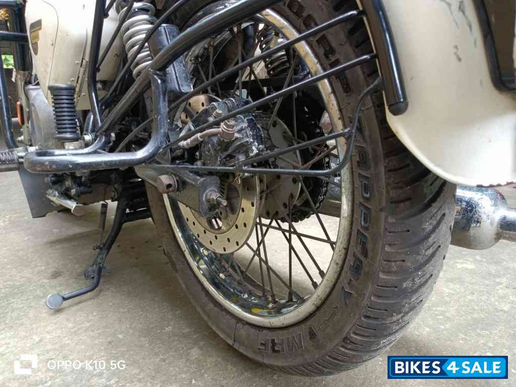 White Royal Enfield Classic 350 White Royal Enfield Classic 350