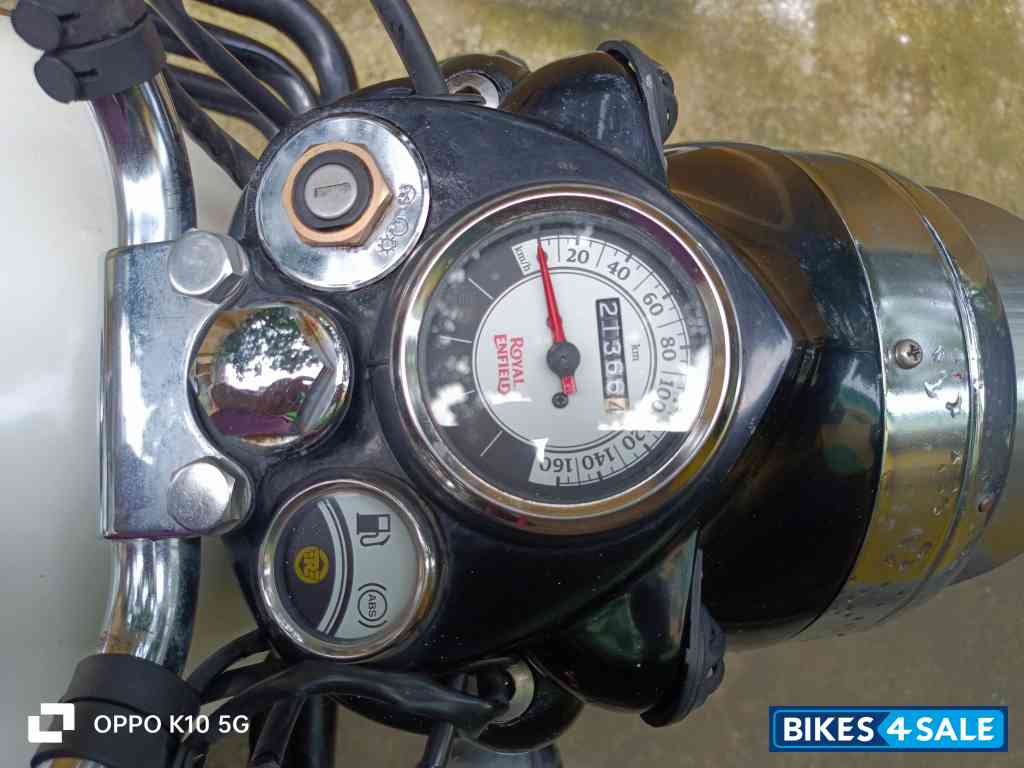 White Royal Enfield Classic 350 White Royal Enfield Classic 350