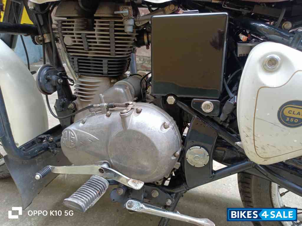 White Royal Enfield Classic 350 White Royal Enfield Classic 350