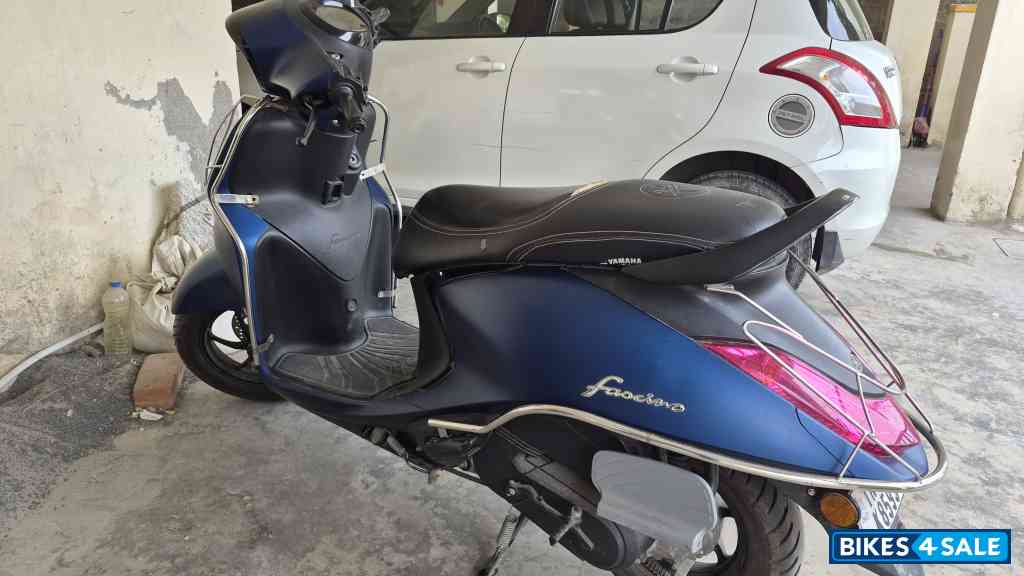 Blue Yamaha Fascino 125 Fi