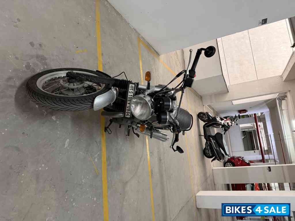 Silver Royal Enfield Interceptor 650 Twin Silver Royal Enfield Interceptor 650 Twin