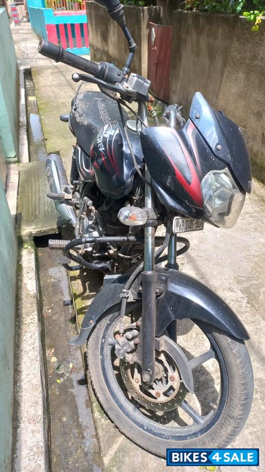Black Bajaj Discover 150 S Black Bajaj Discover 150 S