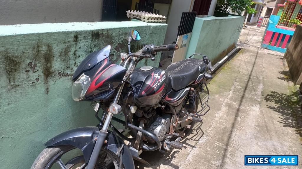 Black Bajaj Discover 150 S Black Bajaj Discover 150 S