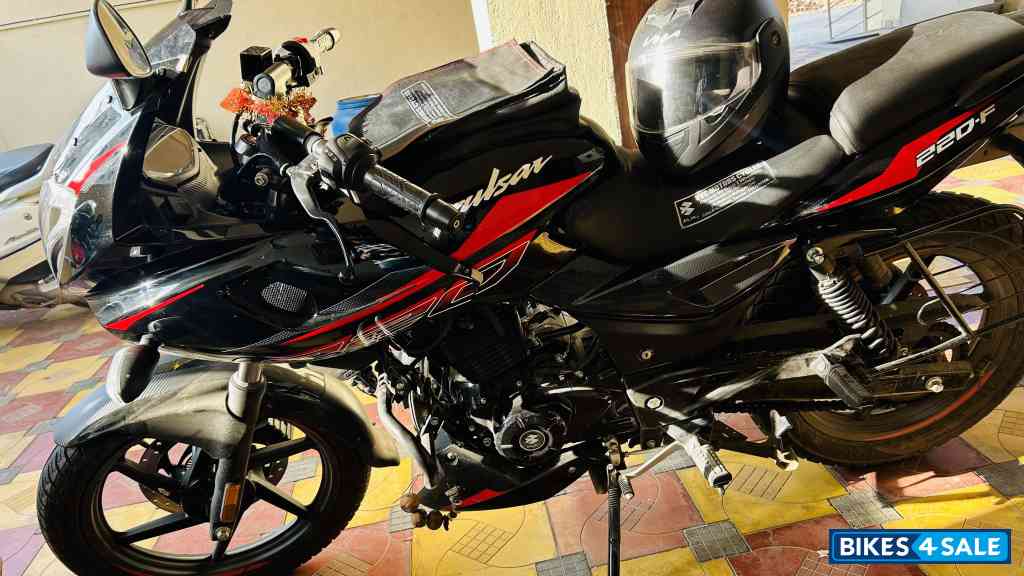 Bajaj Pulsar 220F 2026