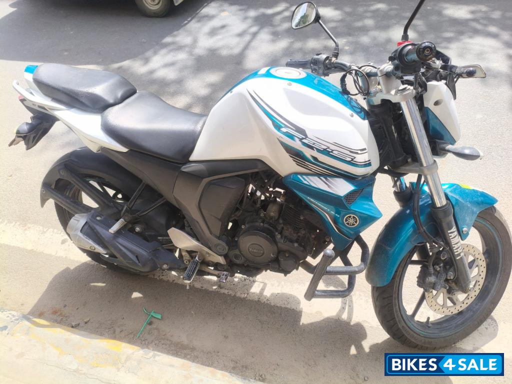 White Yamaha FZ-S FI V2