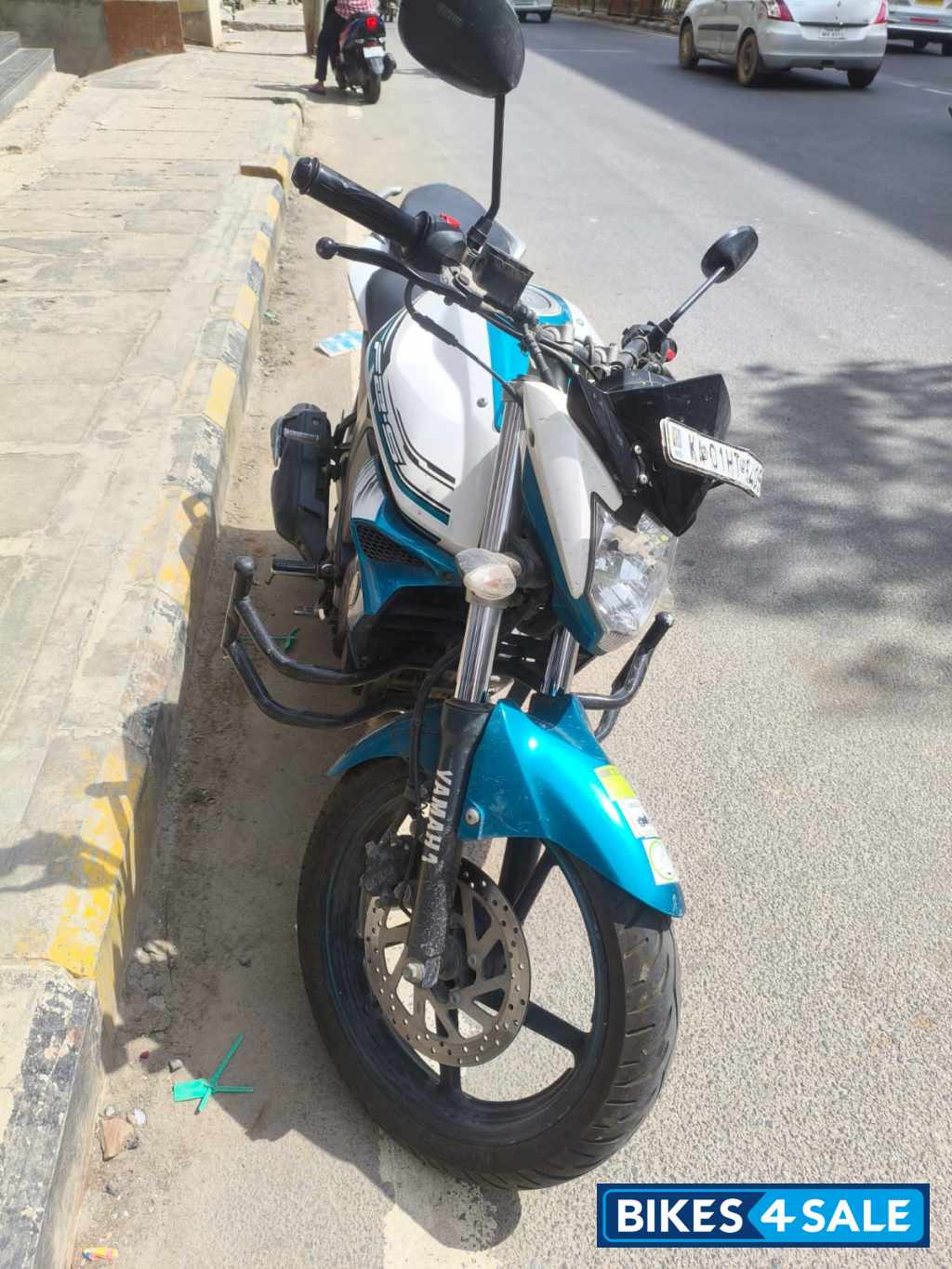 White Yamaha FZ-S FI V2